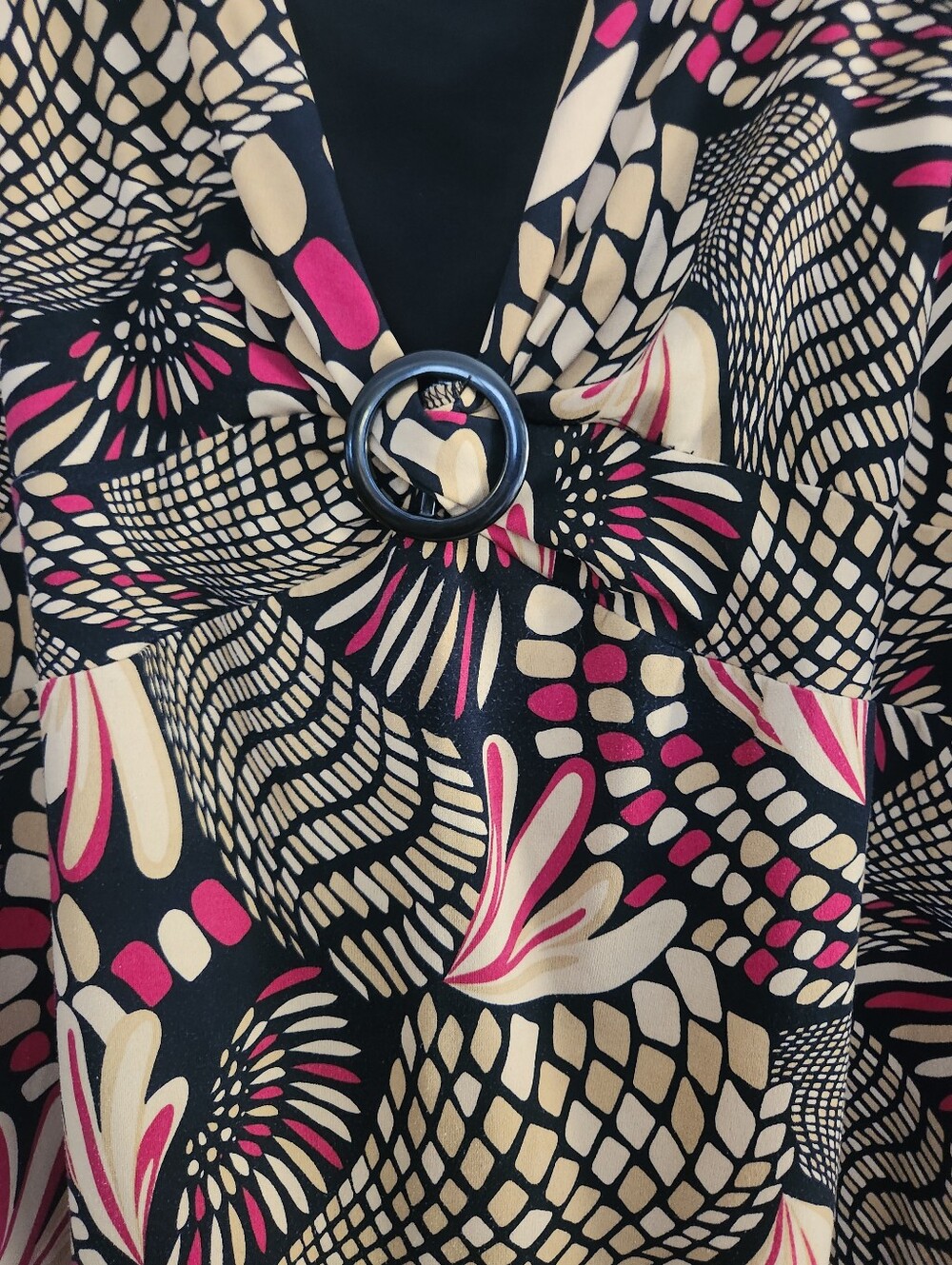 🚨JM Collection Abstract V-Neck Tunic with Ring Detail - Picture 4 of 5